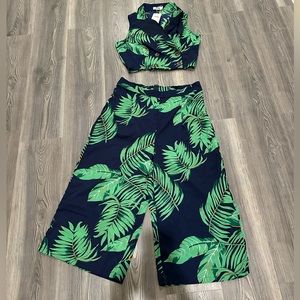 NWT - Floral 2 piece set - crop top and cropped pants - size L